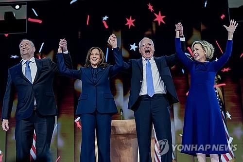 민주당 전당대회서 손 맞잡은 해리스-월즈(오른쪽에서 두 번째) 부부