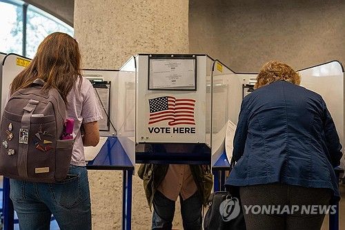 1일(현지시간) 미국 뉴욕의 한 투표소에서 투표하는 유권자들