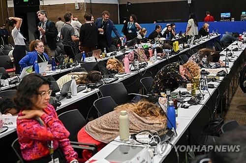 길어지는 회의에 엎드려 휴식 취하는 각국 대표단 모습