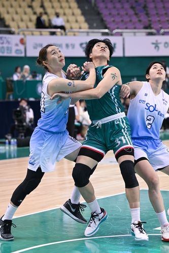 하나은행 진안(가운데)과 신한은행 김진영(왼쪽)의 리바운드 다툼. 