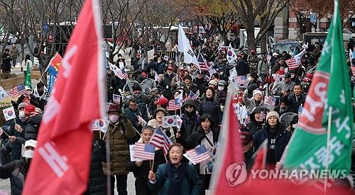 집회하는 보수단체 회원들