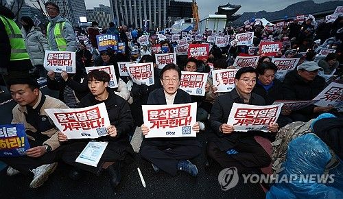 구호 외치는 이재명 대표