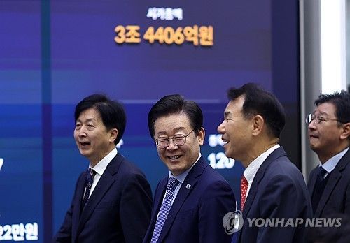 간담회장 들어서는 이재명 대표