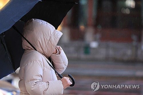 추운데 비까지...