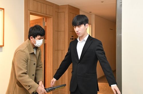 김명훈 9단이 대국 전 전자기기 검사를 받고 있다.