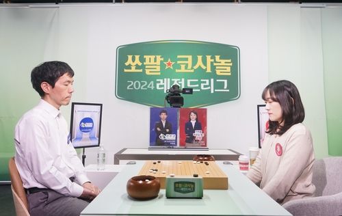 이창호(왼쪽) 9단이 이다혜 5단을 꺾고 완주의 레전드리그 우승을 확정했다.