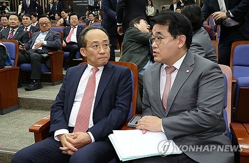 의총 참석한 추경호 원내대표와 배준영 원내수석부대표