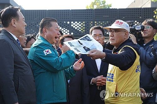 납북자 가족과 자치단체 간 '대북전단' 논쟁