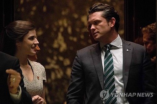 피트 헤그세그 미국 국방부장관 지명자(우측)