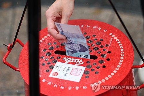 구세군 냄비로 향하는 온기의 손길