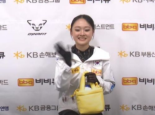 손 흔드는 김채연