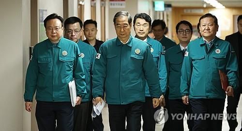 대국민 담화문 발표를 위해 이동하는 한덕수 국무총리