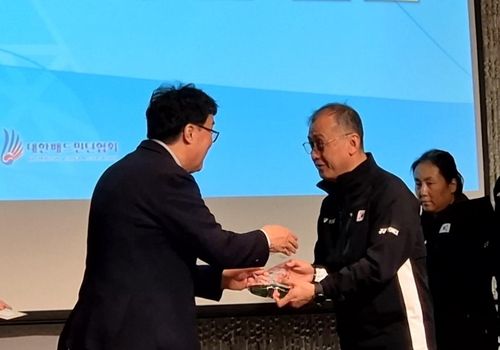 김택규 배드민턴협회장과 김학균 대표팀 감독