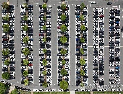 나들이객으로 가득찬 한강공원 주차장