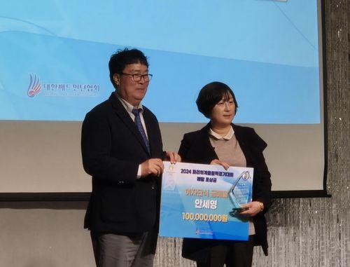 김택규 대한배드민턴협회장과 길영아 삼성생명 감독