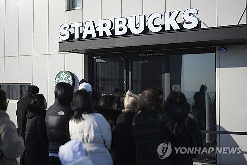 스타벅스 입장 기다리는 손님들