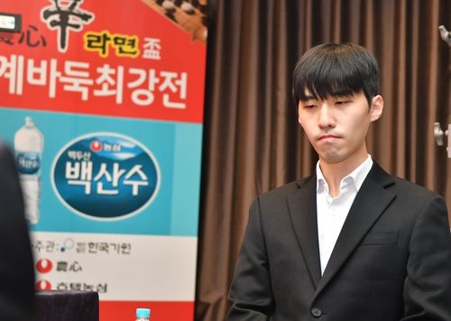 김명훈 9단이 농심신라면배에서 3연승을 달렸다.