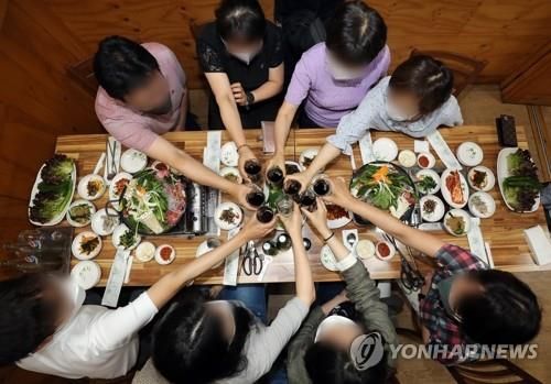 건배하는 사람들 