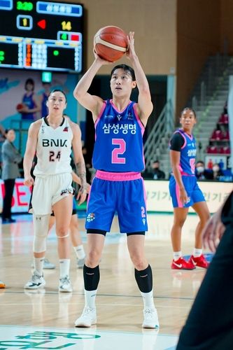 자유투 던지는 삼성생명의 이해란