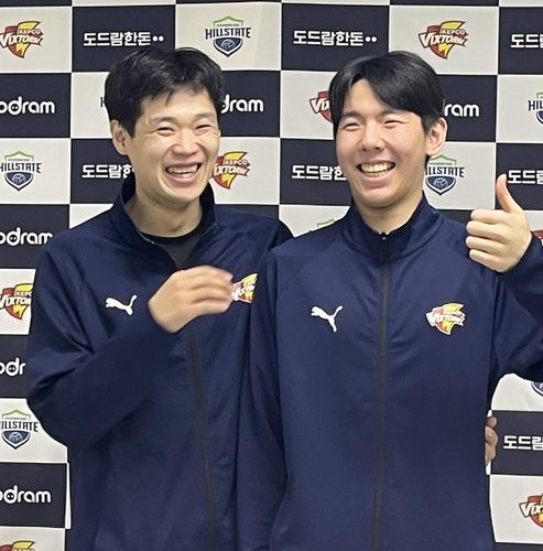 인터뷰가 끝난 뒤 활짝 웃은 한국전력 서재덕(왼쪽)과 윤하준