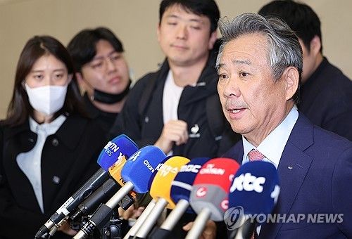 취재진 질문 답하는 이기흥 대한체육회장