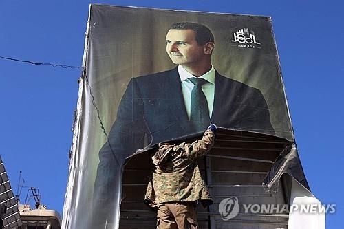 알레포 시내 알아사드 대통령 사진 철거하는 반군 대원