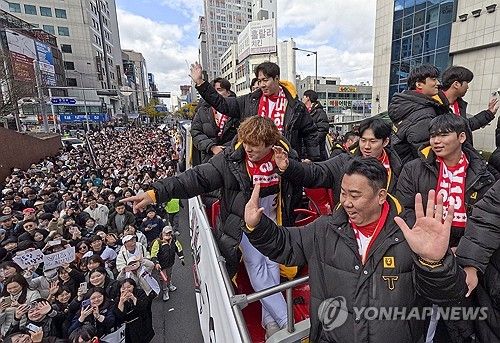 시민들에게 인사하는 KIA 타이거즈 선수단