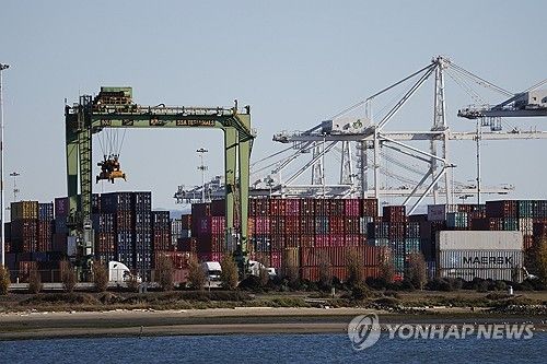 캘리포니아 오클랜드 항구에 쌓인 수출입품 컨테이너
