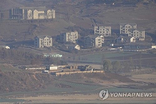 스타벅스에 바라본 북한 마을 풍경