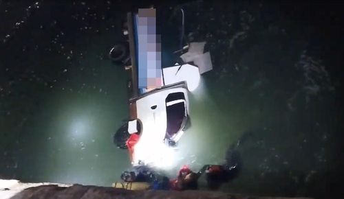 인천 앞바다에 빠진 1t 트럭