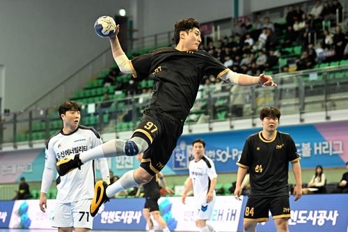 30일 두산 전에서 슛을 던지는 인천도시공사 진유성