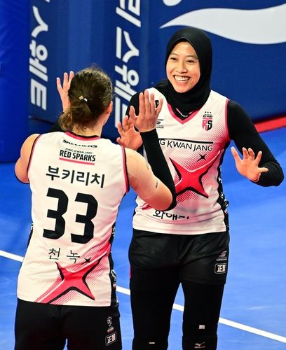 45점을 합작한 정관장 메가(오른쪽)와 부키리치 