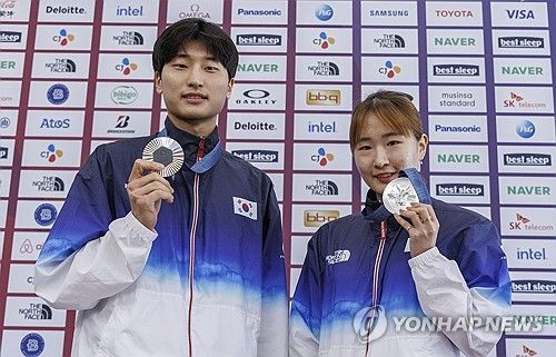 김원호·정나은 은메달 들고 포즈