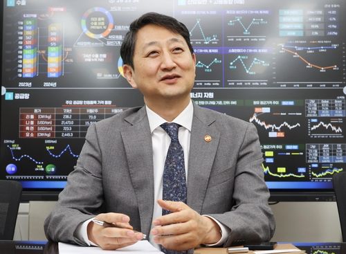 연합뉴스와 인터뷰하는 안덕근 산업통상자원부 장관