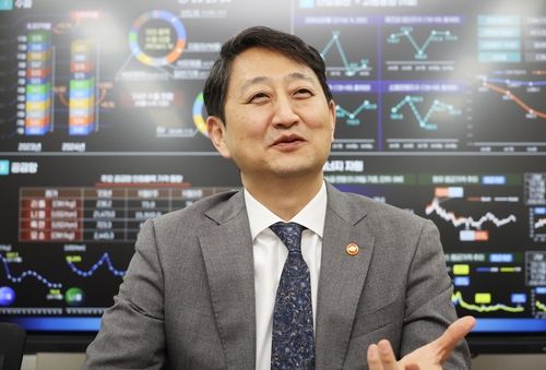 연합뉴스와 인터뷰하는 안덕근 산업통상자원부 장관