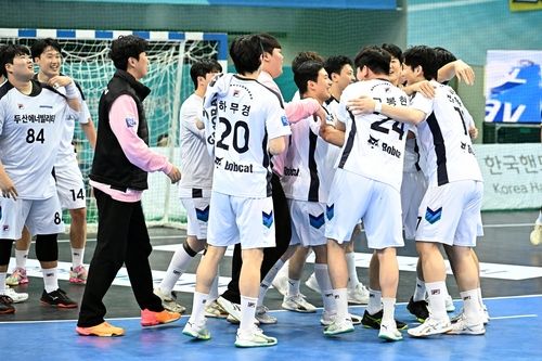 역전승 후 기뻐하는 두산 선수들