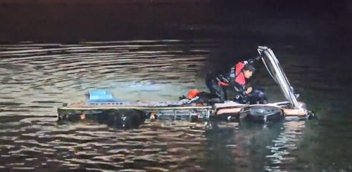 바다에 빠진 트럭서 운전자 구조하는 소방 구급대원들