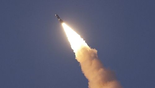 북한, 최신형 ICBM '화성포-19형' 시험발사 성공...김정은 참관