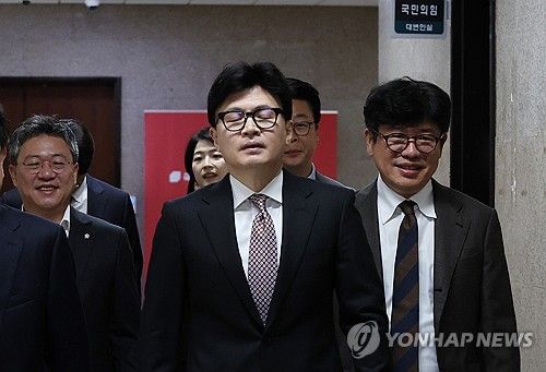 당 대표실 향하는 한동훈 대표