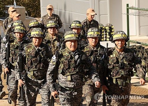 훈련장 이동하는 '시니어 아미'