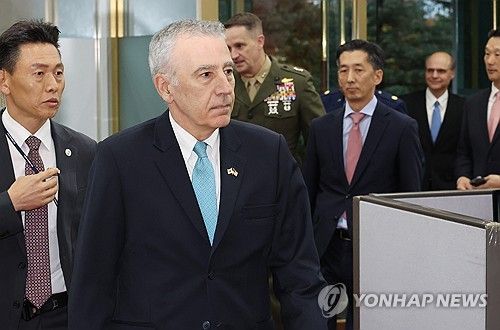 한·미 방위비분담특별협정 서명식 참석하는골드버그 미 대사