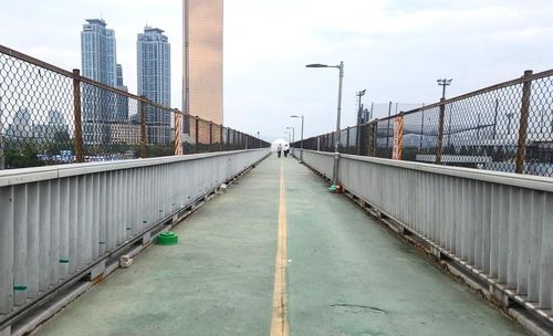 깨끗하게 정비된 노량진 육교 위 모습