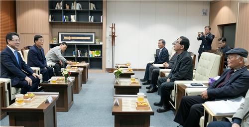 여순사건 유족회 만난 김영록 전남지사