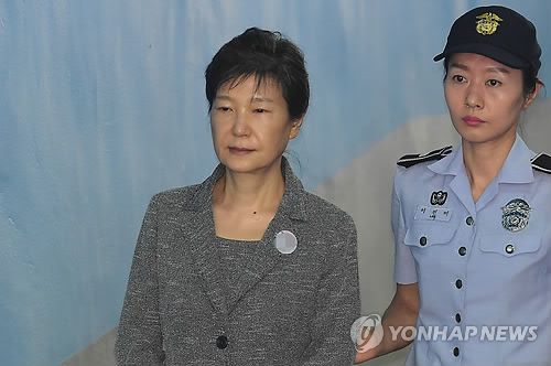 '세기의 재판' 선고일…굳은 표정 박근혜 전 대통령