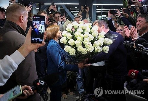축하 꽃다발 받는 마이아 산두 몰도바 대통령