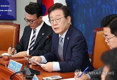 최고위원회의서 발언하는 이재명 대표