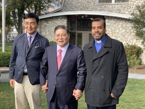 오른쪽 스티븐 게르모소 목사