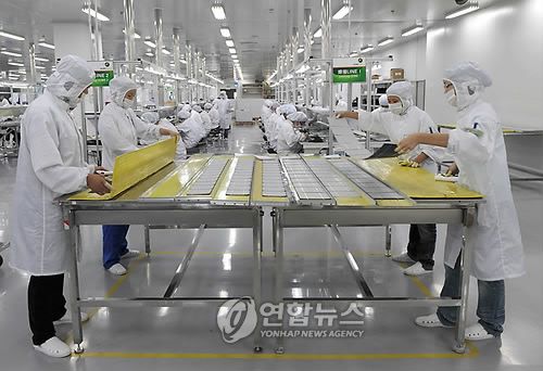 중국 항저우의 태양광 패널 생산 현장 