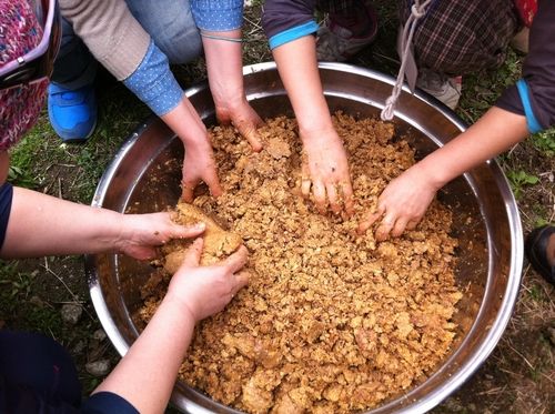 장 담그는 모습 