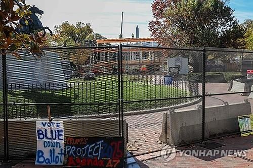 백악관 인근 라파예트 광장에 설치된 펜스